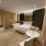 Luxury Jacuzzi Suite- Astir,tirana Апартаменты