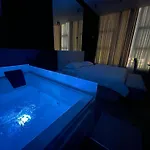 Luxury Jacuzzi Suite- Astir,tirana Апартаменты