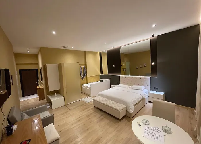 Luxury Jacuzzi Suite- Astir,tirana * טיראנה