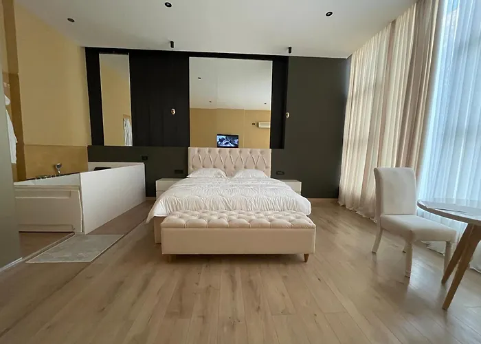 Luxury Jacuzzi Suite- Astir,tirana * טיראנה
