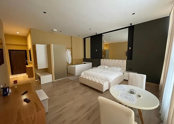 Luxury Jacuzzi Suite- Astir,tirana טיראנה