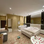Luxury Jacuzzi Suite- Astir,tirana شقة