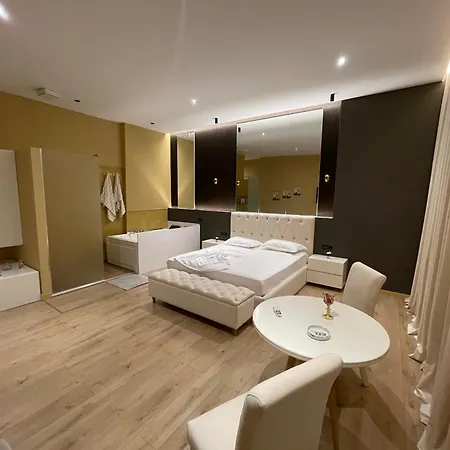 Luxury Jacuzzi Suite- Astir,tirana 아파트