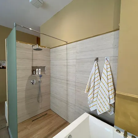 Luxury Jacuzzi Suite- Astir,tirana 아파트 *