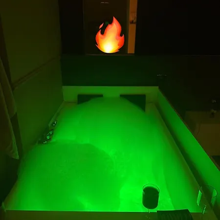 Luxury Jacuzzi Suite- Astir,tirana 아파트 티라나