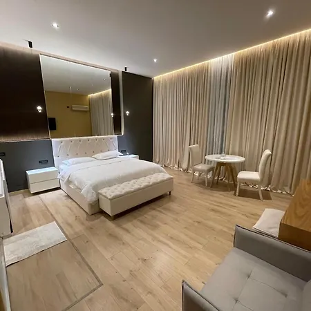 Luxury Jacuzzi Suite- Astir,tirana شقة *