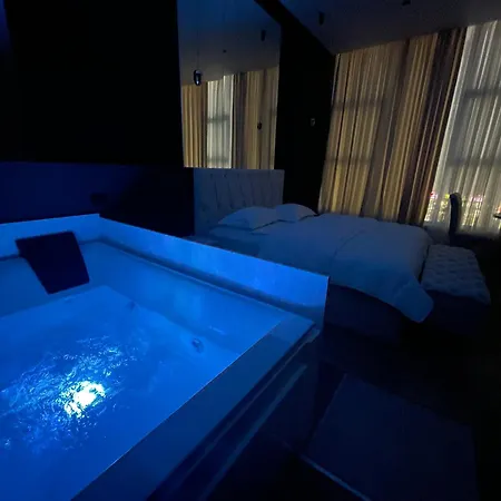 Luxury Jacuzzi Suite- Astir,tirana Lägenhet