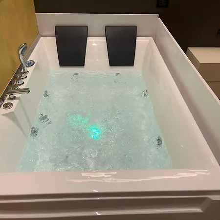 Luxury Jacuzzi Suite- Astir,tirana Lägenhet