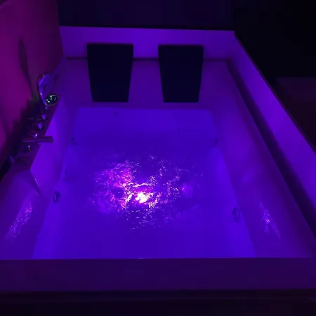 Luxury Jacuzzi Suite- Astir,tirana 아파트 *