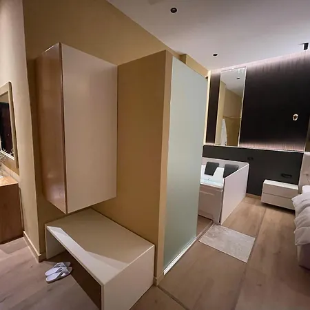 Luxury Jacuzzi Suite- Astir,tirana 아파트