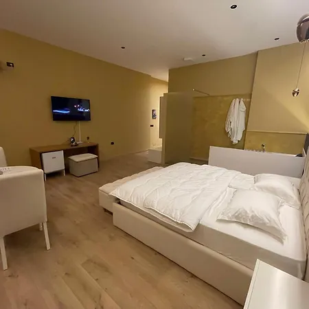 아파트 Luxury Jacuzzi Suite- Astir,tirana