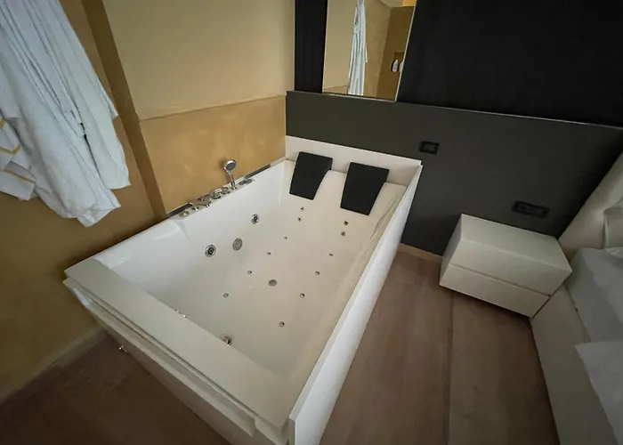 Luxury Jacuzzi Suite- Astir,tirana Appartement *